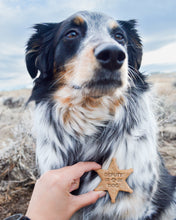 Charger l'image dans la galerie, Emporte-pièce en forme d'insigne de shérif « Chien adjoint »
