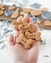 Charger l'image dans la galerie, Emporte-pièce en forme d'os pour petit chien « 2025 »