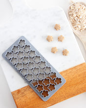 Cargar imagen en el visor de la galería, Juegos de cortadores múltiples con forma de flor (tamaño de premio de entrenamiento) disponibles con herramienta opcional