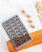 Cargar imagen en el visor de la galería, Juegos de cortadores múltiples con forma de hueso (tamaño de premio de entrenamiento) disponibles con herramienta opcional