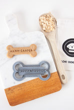 Cargar imagen en el visor de la galería, Cortador de galletas con forma de hueso de perro "Happy Camper" y "Camp Life"