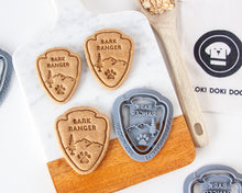 Charger l'image dans la galerie, Emporte-pièce chien « Bark Ranger » en forme de panneau du parc Arrowhead