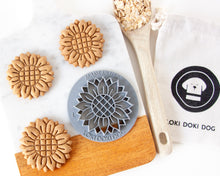 Cargar imagen en el visor de la galería, Cortador de galletas con forma de girasol