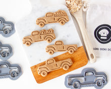 Cargar imagen en el visor de la galería, Cortador de galletas con forma de camión de granja de otoño (3 estilos disponibles)