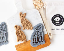 Cargar imagen en el visor de la galería, Cortador de galletas con forma de esqueleto de perro (2 estilos disponibles)