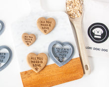 Charger l'image dans la galerie, Emporte-pièce en forme de cœur « Tout ce dont vous avez besoin, c'est d'amour »