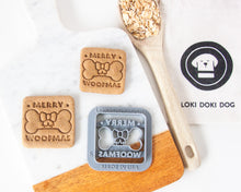 Charger l'image dans la galerie, Emporte-pièce carré en forme d'os avec nœud pour chien « Joyeux Noël »