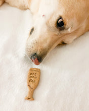Cargar imagen en el visor de la galería, Cortador de galletas con forma de champán "Dog Mom Era"