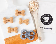Charger l'image dans la galerie, Emporte-pièce en forme d'os pour petit chien « 2025 »