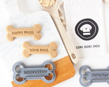 Charger l'image dans la galerie, Emporte-pièces en forme d'os de chien Pride