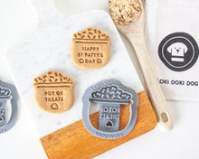Charger l'image dans la galerie, Pot de friandises - Saint-Patrick - Emporte-pièce en forme de biscuit pour chien (2 styles disponibles)