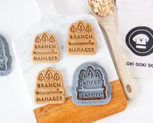 Charger l'image dans la galerie, Emporte-pièce « Directeur de succursale » avec des arbres