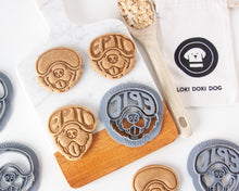 Charger l'image dans la galerie, Emporte-pièce en forme de tête de chien avec lunettes