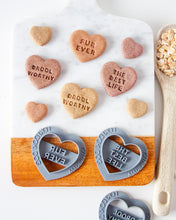 Charger l'image dans la galerie, Emporte-pièce en forme de cœur (UNIQUE - CHOISISSEZ parmi 35 styles)