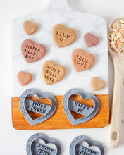 Charger l'image dans la galerie, Emporte-pièce en forme de cœur (UNIQUE - CHOISISSEZ parmi 35 styles)