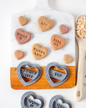 Charger l'image dans la galerie, Emporte-pièce en forme de cœur (UNIQUE - CHOISISSEZ parmi 35 styles)