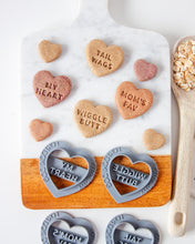 Charger l'image dans la galerie, Emporte-pièce en forme de cœur (UNIQUE - CHOISISSEZ parmi 35 styles)