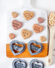 Charger l'image dans la galerie, Emporte-pièce en forme de cœur (UNIQUE - CHOISISSEZ parmi 35 styles)