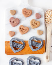 Charger l'image dans la galerie, Emporte-pièce en forme de cœur (UNIQUE - CHOISISSEZ parmi 35 styles)