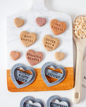 Charger l'image dans la galerie, Emporte-pièce en forme de cœur (UNIQUE - CHOISISSEZ parmi 35 styles)
