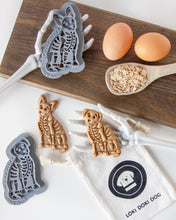 Cargar imagen en el visor de la galería, Cortador de galletas con forma de esqueleto de perro (2 estilos disponibles)