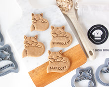 Charger l'image dans la galerie, Emporte-pièce en forme de renard endormi « Restez au chaud » et « Blottir »