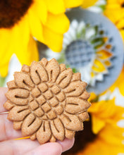 Cargar imagen en el visor de la galería, Cortador de galletas con forma de girasol