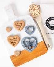 Charger l'image dans la galerie, Emporte-pièce en forme de cœur « Tout ce dont vous avez besoin, c'est d'amour »