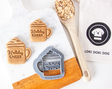 Charger l'image dans la galerie, Emporte-pièce en forme de tasse de Noël « Holiday Cheer »