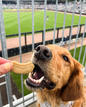 Cargar imagen en el visor de la galería, Cortador de galletas con forma de perrito caliente "Hot Diggity Dog"