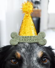 Cargar imagen en el visor de la galería, Cortador de galletas con forma de hueso "Happy Barkday"
