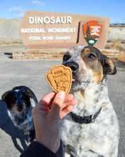 Charger l'image dans la galerie, Emporte-pièce chien « Bark Ranger » en forme de panneau du parc Arrowhead