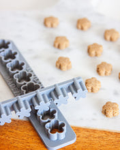 Cargar imagen en el visor de la galería, Juegos de cortadores múltiples con forma de flor (tamaño de premio de entrenamiento) disponibles con herramienta opcional