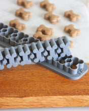 Cargar imagen en el visor de la galería, Juegos de cortadores múltiples con forma de hueso (tamaño de premio de entrenamiento) disponibles con herramienta opcional