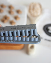 Cargar imagen en el visor de la galería, Juegos de cortadores múltiples con forma de hueso (tamaño de premio de entrenamiento) disponibles con herramienta opcional