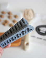 Cargar imagen en el visor de la galería, Juegos de cortadores múltiples con forma de hueso (tamaño de premio de entrenamiento) disponibles con herramienta opcional