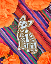 Cargar imagen en el visor de la galería, Cortador de galletas con forma de esqueleto de perro (2 estilos disponibles)