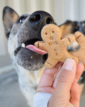 Cargar imagen en el visor de la galería, Cortador de galletas con forma de hombrecito de jengibre - Cortador de galletas con forma de perro navideño