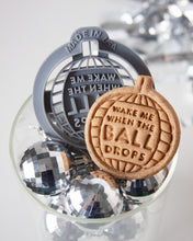 Cargar imagen en el visor de la galería, Cortador de galletas con forma de bola de discoteca "Despiértame cuando caiga la bola" para Nochevieja