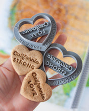 Charger l'image dans la galerie, California State Love – Emporte-pièce en forme de cœur (2 styles disponibles)