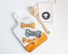 Cargar imagen en el visor de la galería, Cortador de galletas con forma de hueso de perro "Happy Howl-o-ween" para Halloween