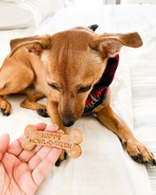 Cargar imagen en el visor de la galería, Cortador de galletas con forma de hueso de perro "Happy Howl-o-ween" para Halloween