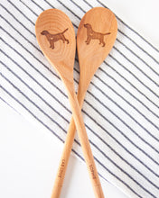 Cargar imagen en el visor de la galería, Cuchara de madera grabada para cocinar y mezclar (forma de raza)