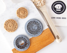 Cargar imagen en el visor de la galería, Cortador de galletas para perro con forma de sol, Happy Sunshine
