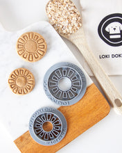 Cargar imagen en el visor de la galería, Cortador de galletas para perro con forma de sol, Happy Sunshine