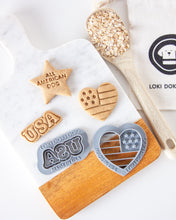 Cargar imagen en el visor de la galería, Feliz 4 de julio, cortadores de galletas con forma de perro (paquete de 3)