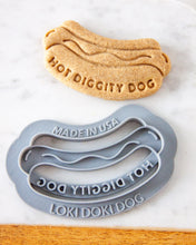 Cargar imagen en el visor de la galería, Cortador de galletas con forma de perrito caliente "Hot Diggity Dog"
