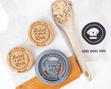 Cargar imagen en el visor de la galería, Cortador de galletas Horneado con Amor (Forma Redonda) PERSONALIZADO
