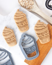 Cargar imagen en el visor de la galería, Cortador de galletas con forma de taza de café "Pero primero mi Puppuccino"