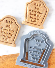 Charger l'image dans la galerie, Emporte-pièce en forme de pierre tombale pour chien d'Halloween